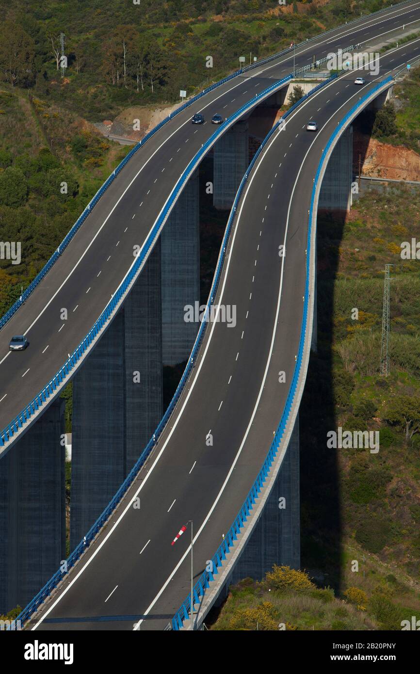 Luftbild einer spanischen Autobahnbrücke Stockfoto