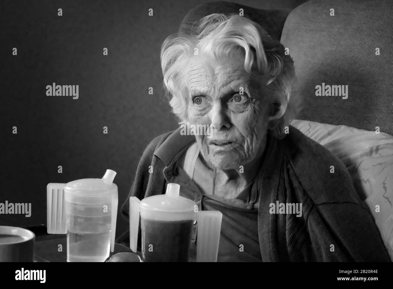 Schwarz-Weiß-Bild einer an Demenz leidenden alten Dame - John Gollop Stockfoto