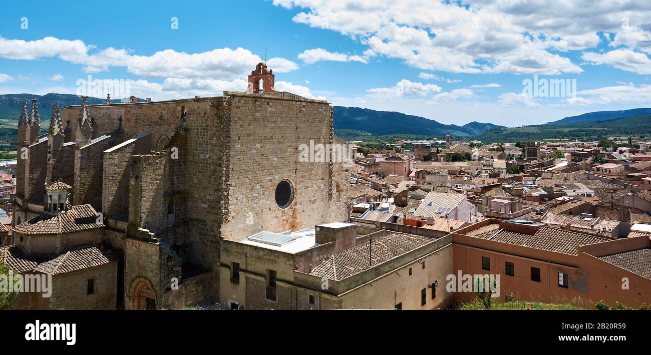 Panoramablick auf das alte Dorf Montblanc, Provinz Tarragona, Spanien, mit der gotischen Marienkirche, malerischen Häusern und einem fantastischen lan Stockfoto