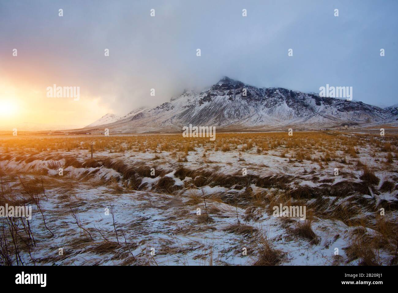 Das Land des Feuers und Eises. Eine stürmische Landschaft aus Island mit hellem Sonnenlicht links Stockfoto