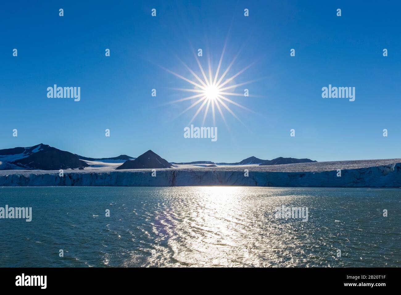 Mitternachtssonne über Sefströmbreen, Gletscher im James I Land, der in den Ekmanfjorden, Svalbard/Spitzbergen, Norwegen, entgeht Stockfoto