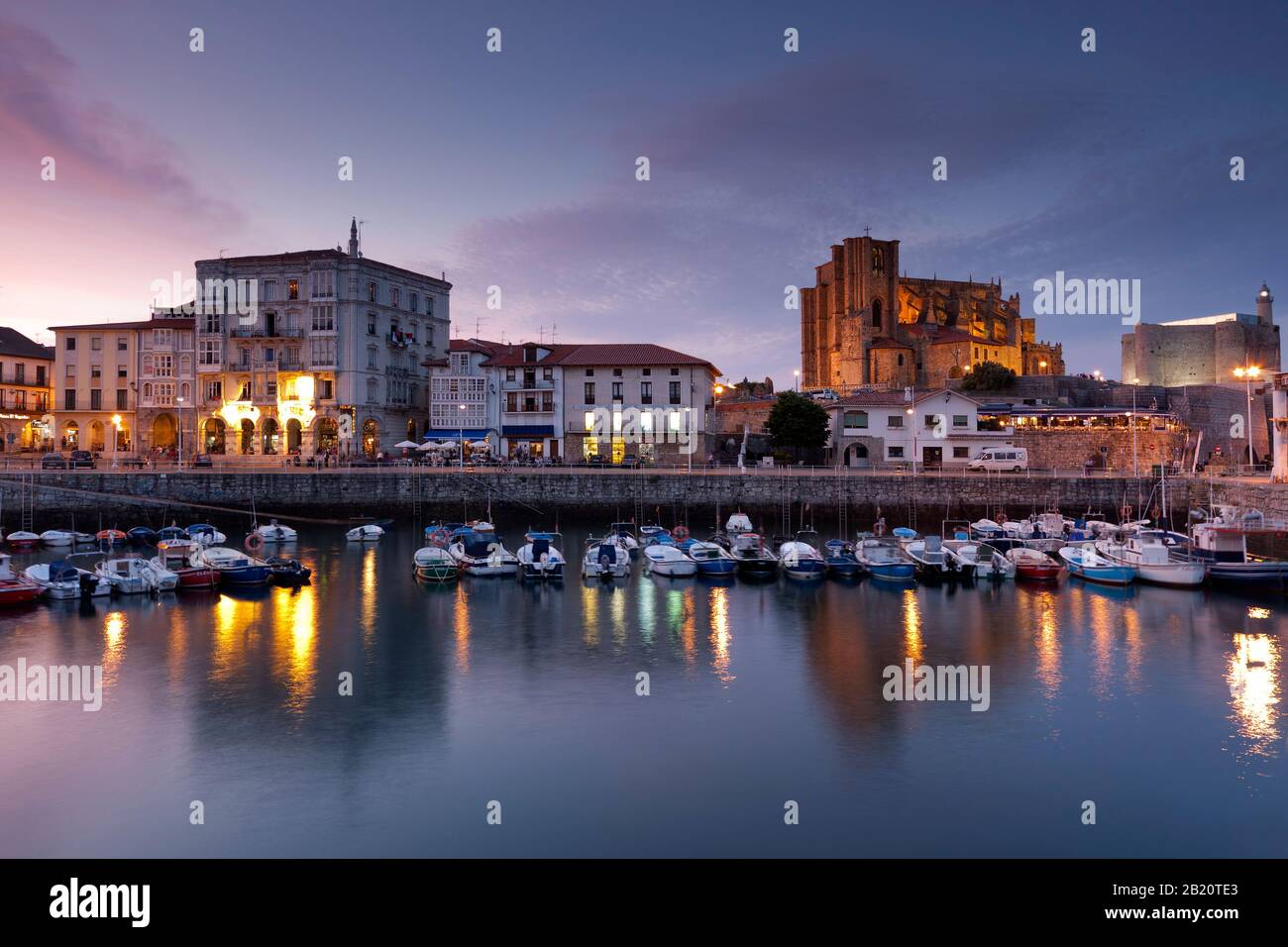 Alter Hafen von Castro Urdiales, mit Schloss und Leuchtturm und der gotischen Kirche.Kantabrien.Spanien. Stockfoto