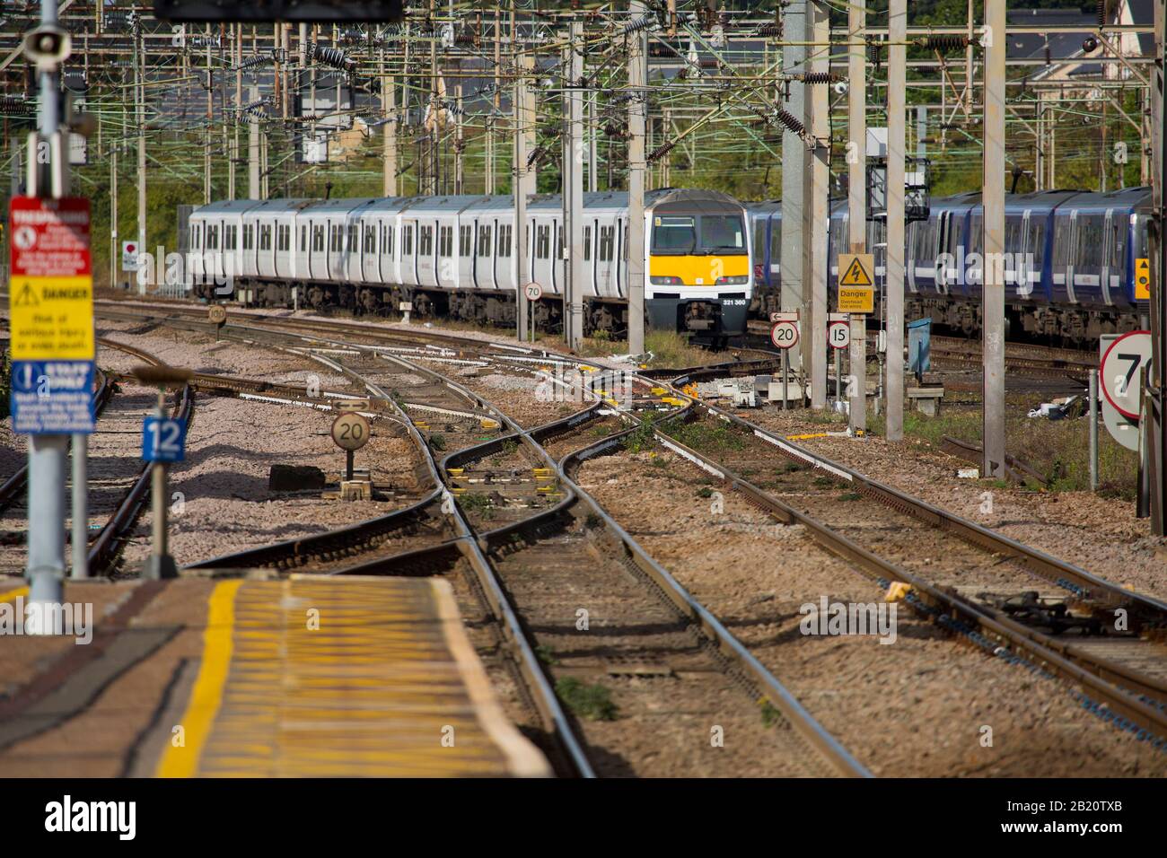 Bahngleise an einem Bahnknotenpunkt in Großbritannien Stockfoto