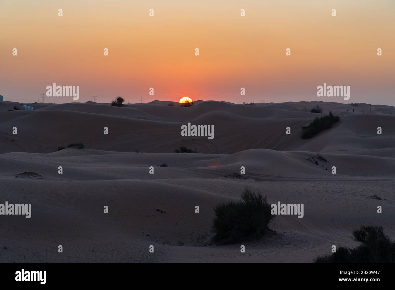 Wunderschöner Sonnenuntergang während der goldenen Stunde in der deset Safari dubai. Stockfoto
