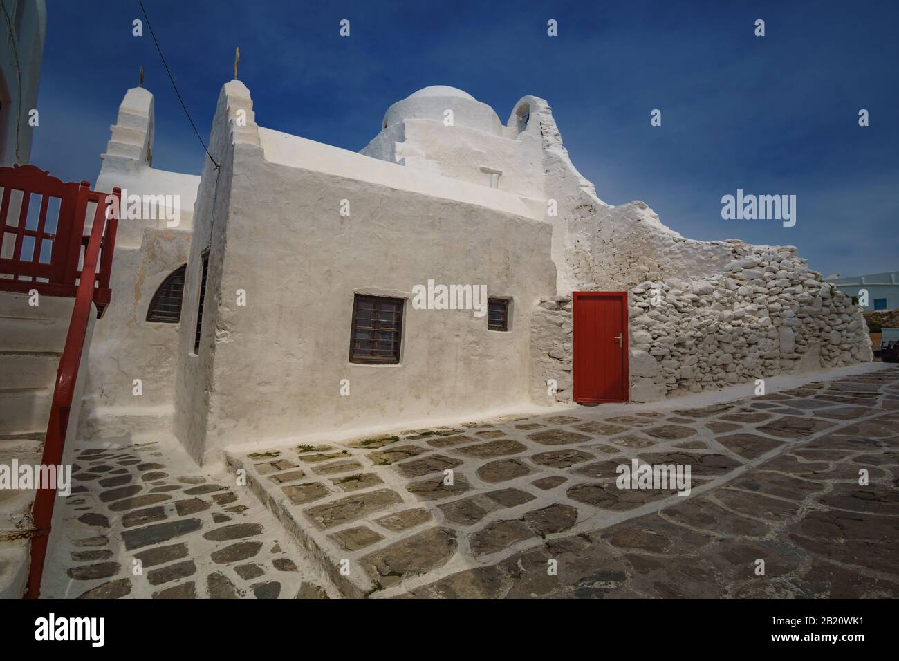 Malerische Aussicht auf eine typisch griechische orthodoxe Kirche auf der Schönen Insel Mykonos, Griechenland Stockfoto