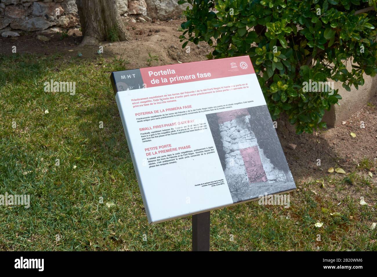 Tarragona, SPANIEN - 12. MAI 2017: Informatives Schild mit Informationen über das Kleine First-Phase-Gateway an der archäologischen Promenade der Antike Stockfoto