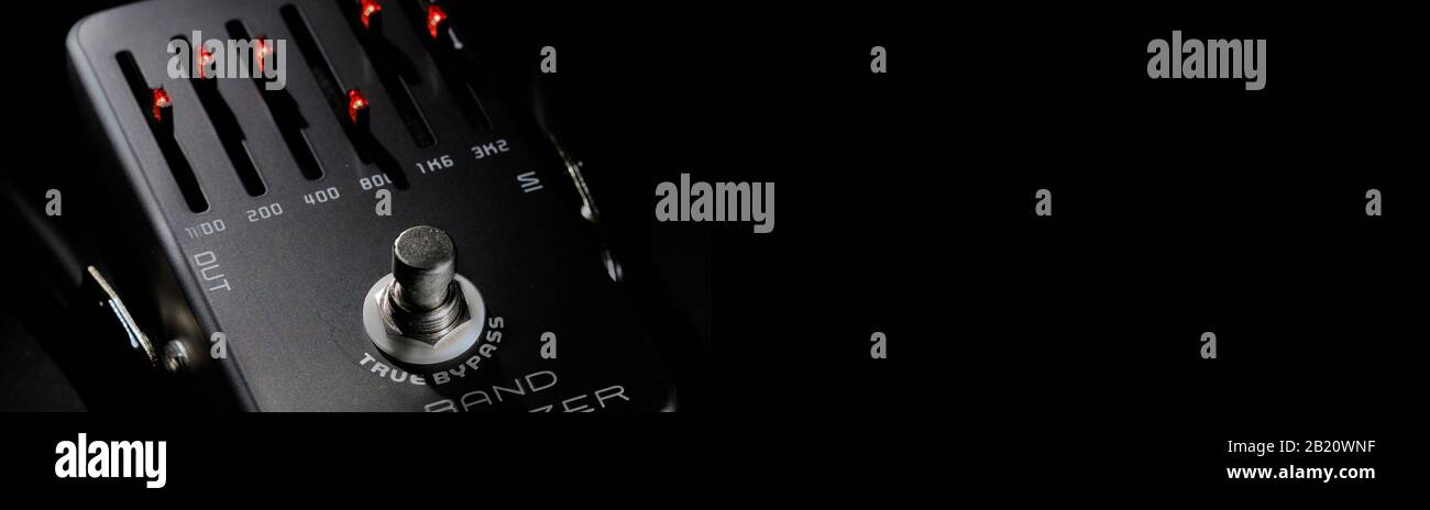 Nahansicht digitaler Equalizer für Gitarrenpedal zur Tonänderung, horizontales Bildkopierfeld schwarzer Hintergrund Stockfoto