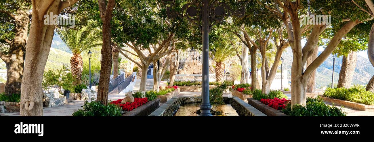 Beschnittenes horizontales Bild gepflegter Platz, leerer Fußweg zum Heiligtum zur Jungfrau auf dem Felsen von Mijas weißem gewaschenen beliebten Ort. Málaga Spanien Stockfoto