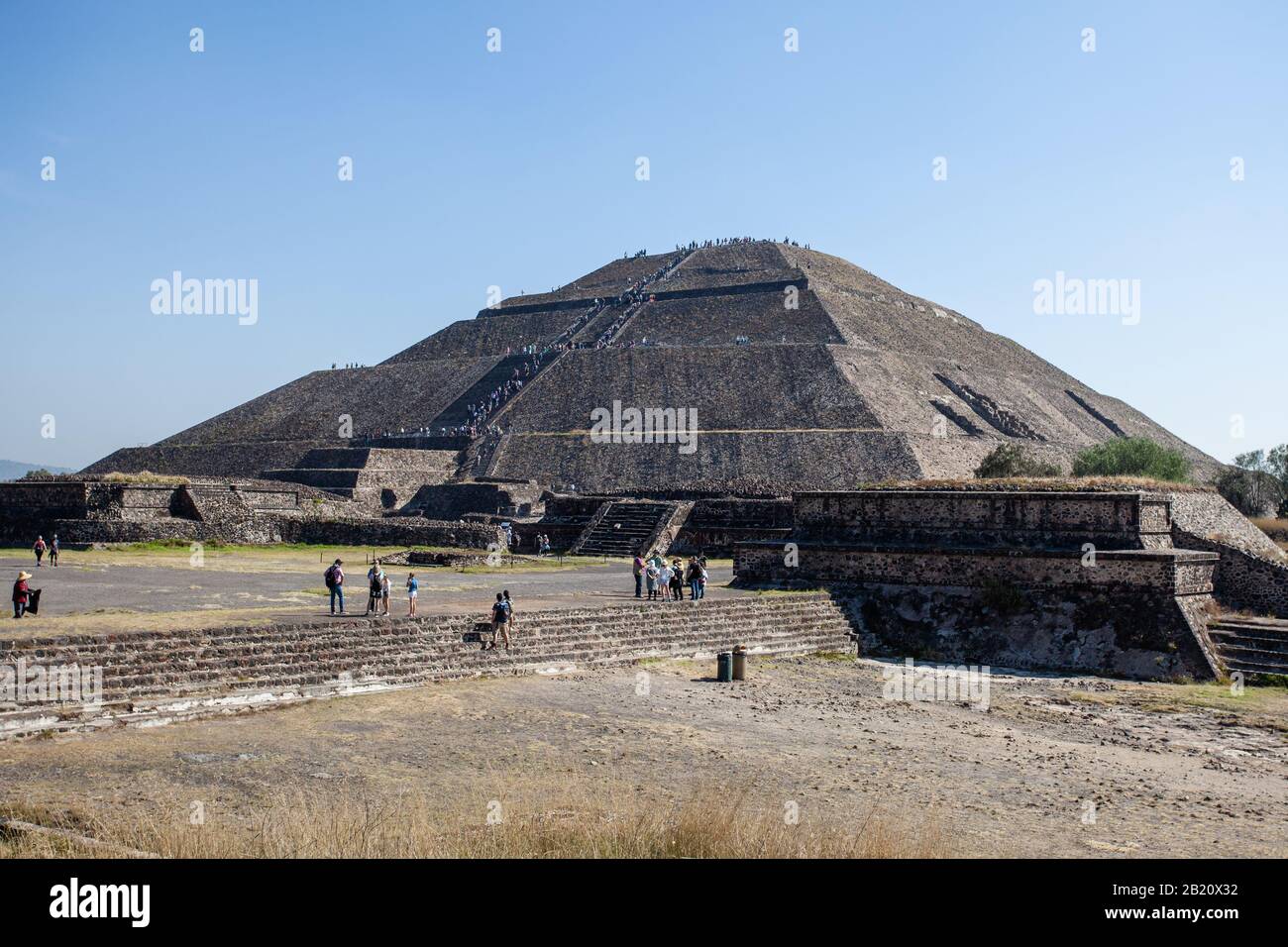 2019-11-25 Teotihuacan, Mexiko. Mit Blick auf die Pyramide der Sonne klettern viele Touristen auf die Spitze der Pyramide. Stockfoto