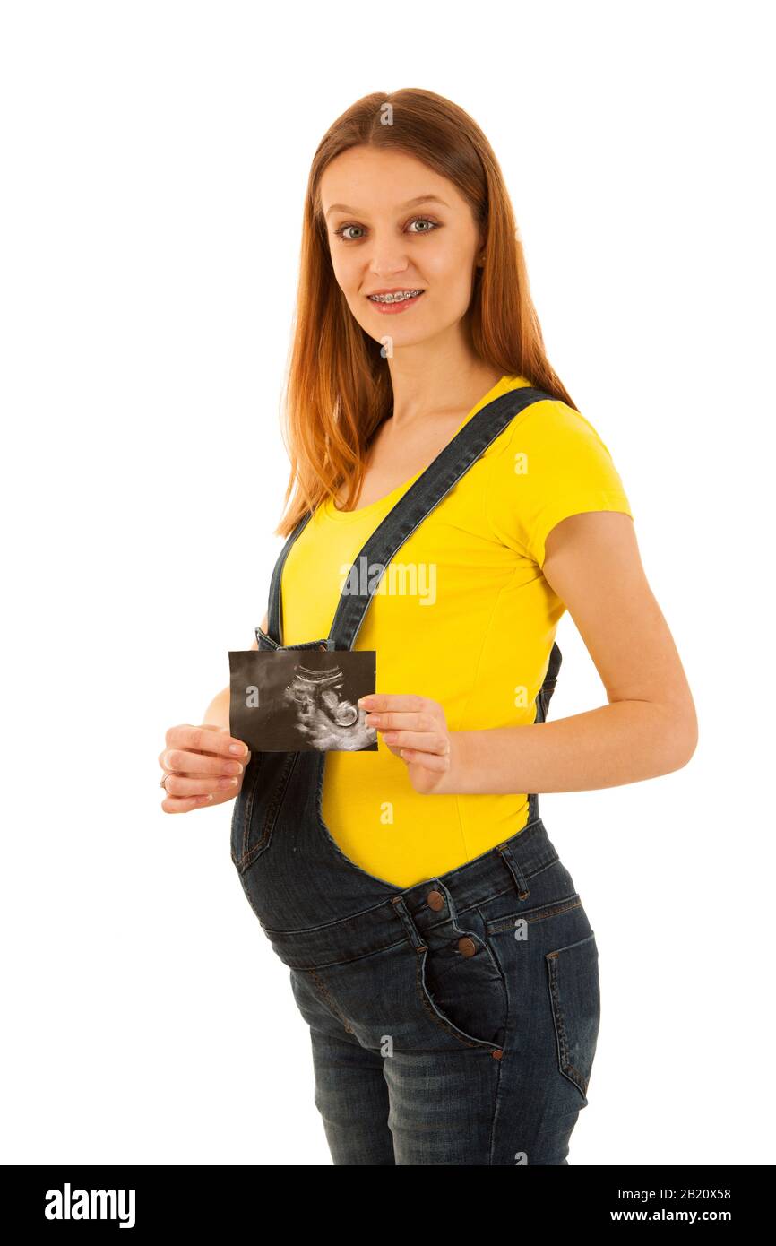 Schöne schwangere Frau zeigt mit Ultraschallbaby auf weißem Hintergrund Stockfoto