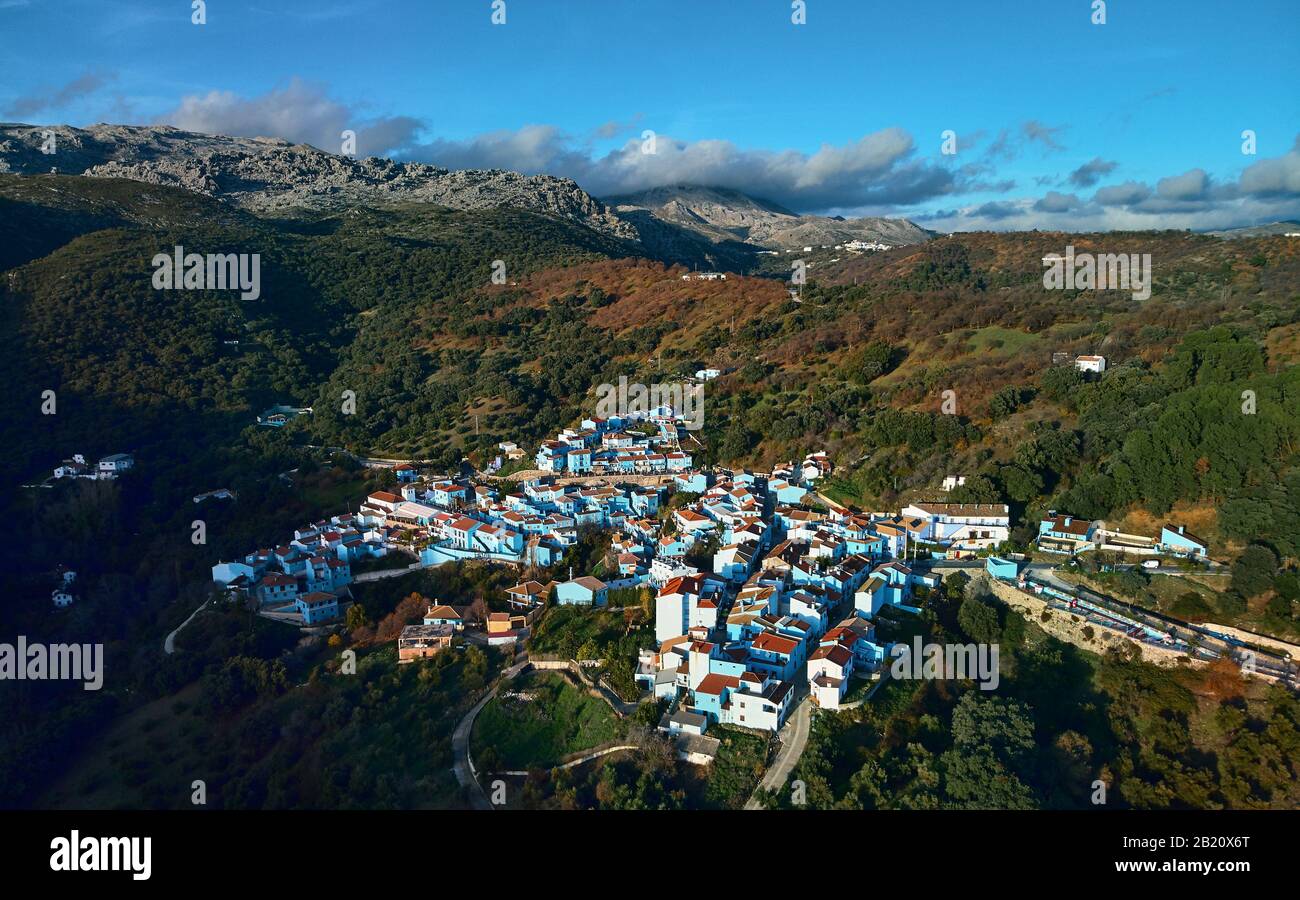 Luftdrone Blick auf Júzcar die Stadt bemerkenswerter Ort alle Wohnhäuser in blauer Farbe gemalt, Valle del Genal, Serrania de Ronda, Spanien Stockfoto
