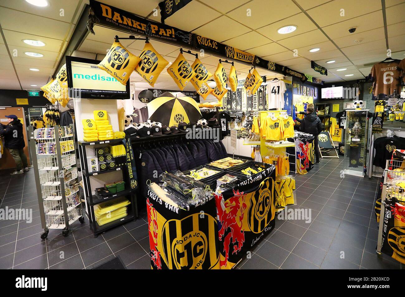 Kerkrade, 28-02-2020, Parkstad Limburg-Stadion, niederländischer Fußball Keuken Kampioen Divisie, Roda JC -FC Dordrecht, Saison 2019 / 2020, das Roda JC Fanshop Stockfoto