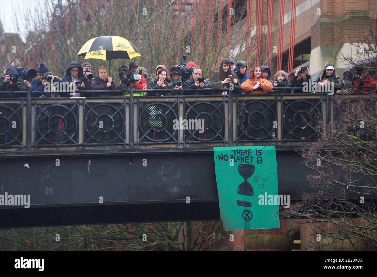 Bristol, Großbritannien. Februar 2020. Greta Thunberg besucht mit über 30.000 anderen Menschen den Schulstreik in Bristol. Der Schulstreik für das Klima, AKA Fridays for Future, Youth for Climate und Youth Strike 4 Climate, ist eine internationale Bewegung von Schulschülern, die sich von der Klasse Zeit nehmen, an Demonstrationen teilzunehmen, um Maßnahmen zur Bewältigung der Klima- und Ökologischen Notfallkredite zu fordern: Gareth Morris/Alamy Live News Stockfoto