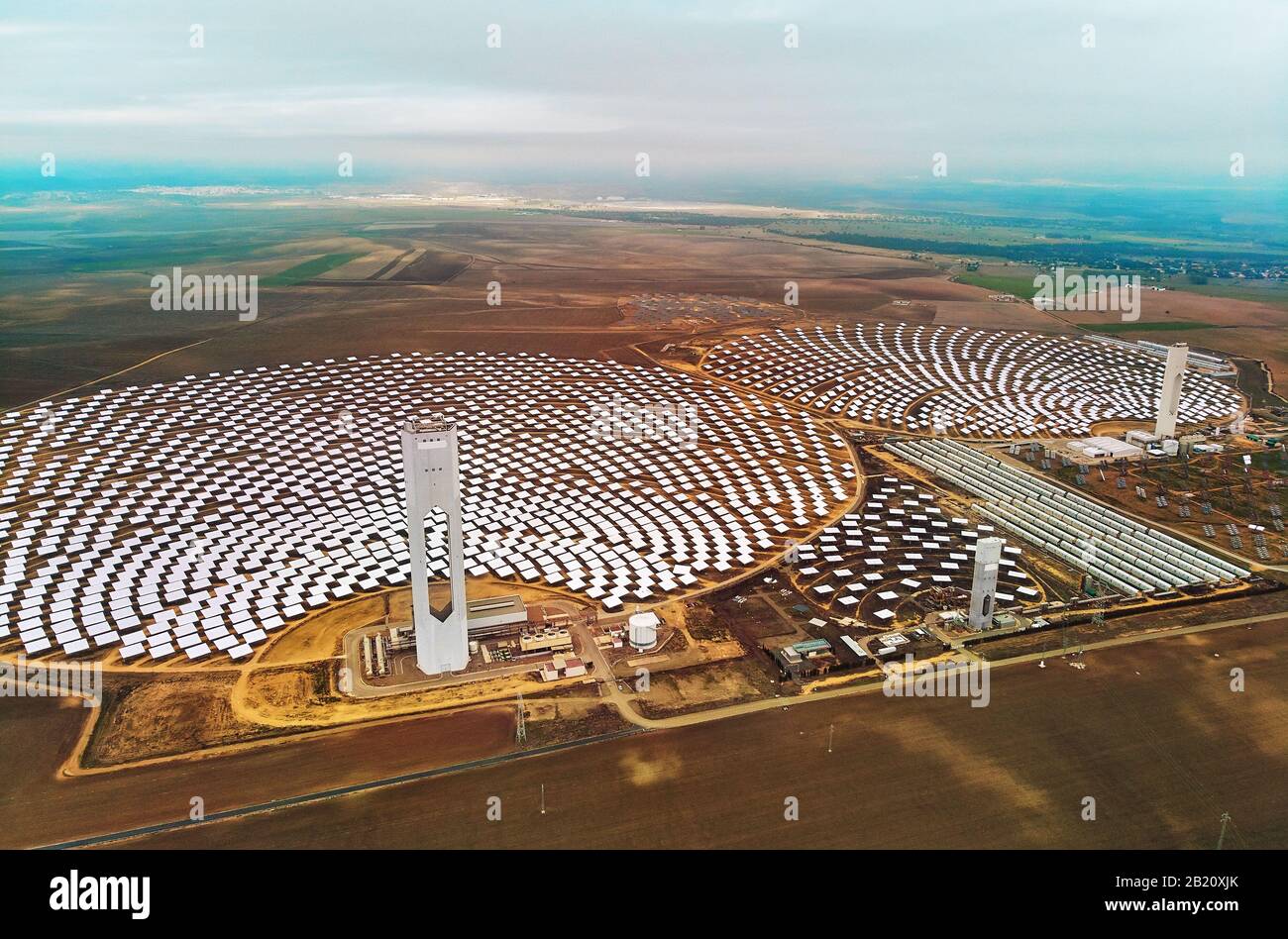 Bild Drohne Blickpunkt Gemasolar Konzentriertes Solarkraftwerk CSP Kreisform Sevilla, Spanien Stockfoto