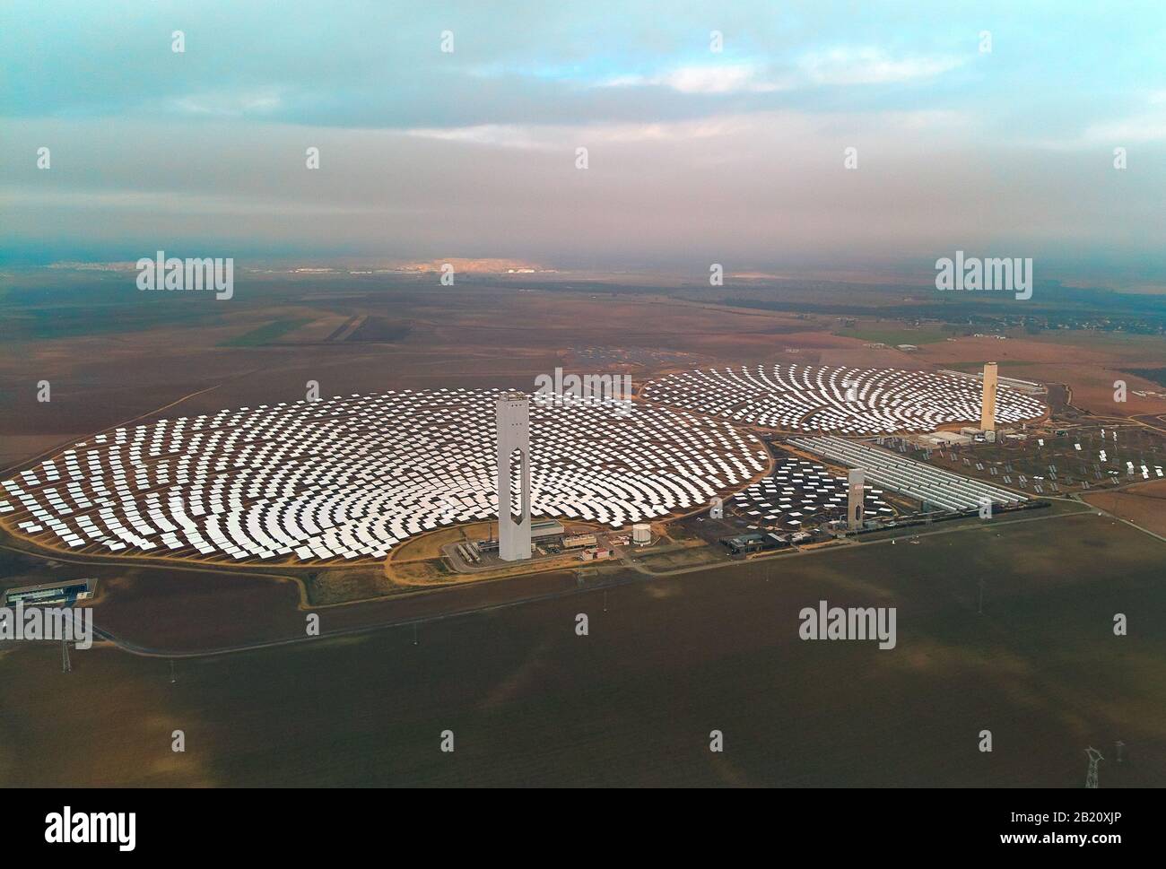 Bild Drohne Blickpunkt Gemasolar Konzentriertes Solarkraftwerk CSP Kreisform Sevilla, Spanien Stockfoto
