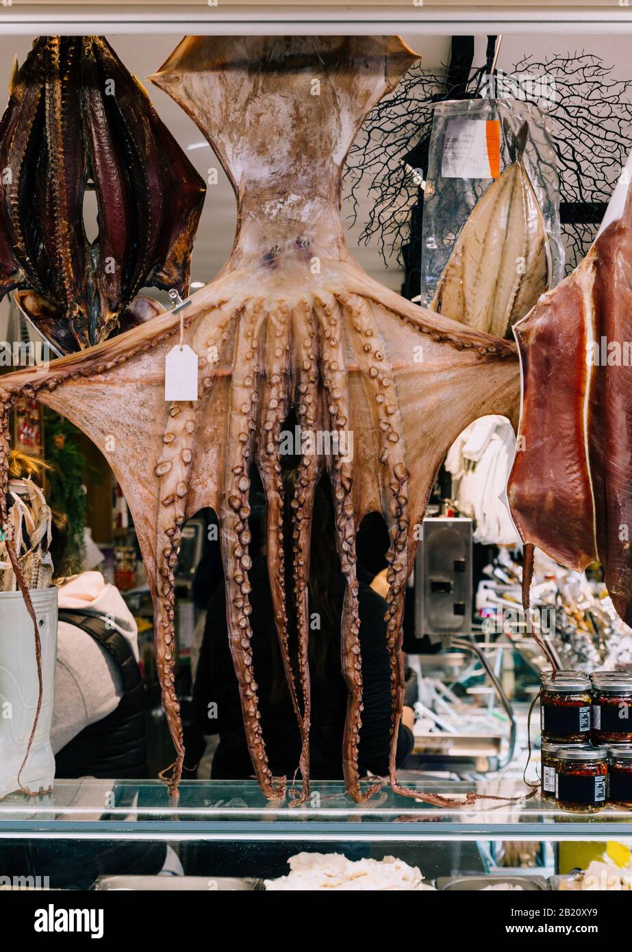 Stockfoto einer getrockneten Tintenfisch an einem Fisch- und Meeresfrüchte-Stall auf dem Markt Stockfoto