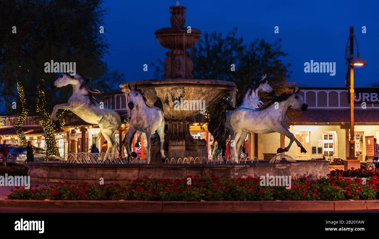 Fifth Avenue Bronze Horse Fountain und Geschäfte in Old Town Scottsdale, Arizona. Stockfoto