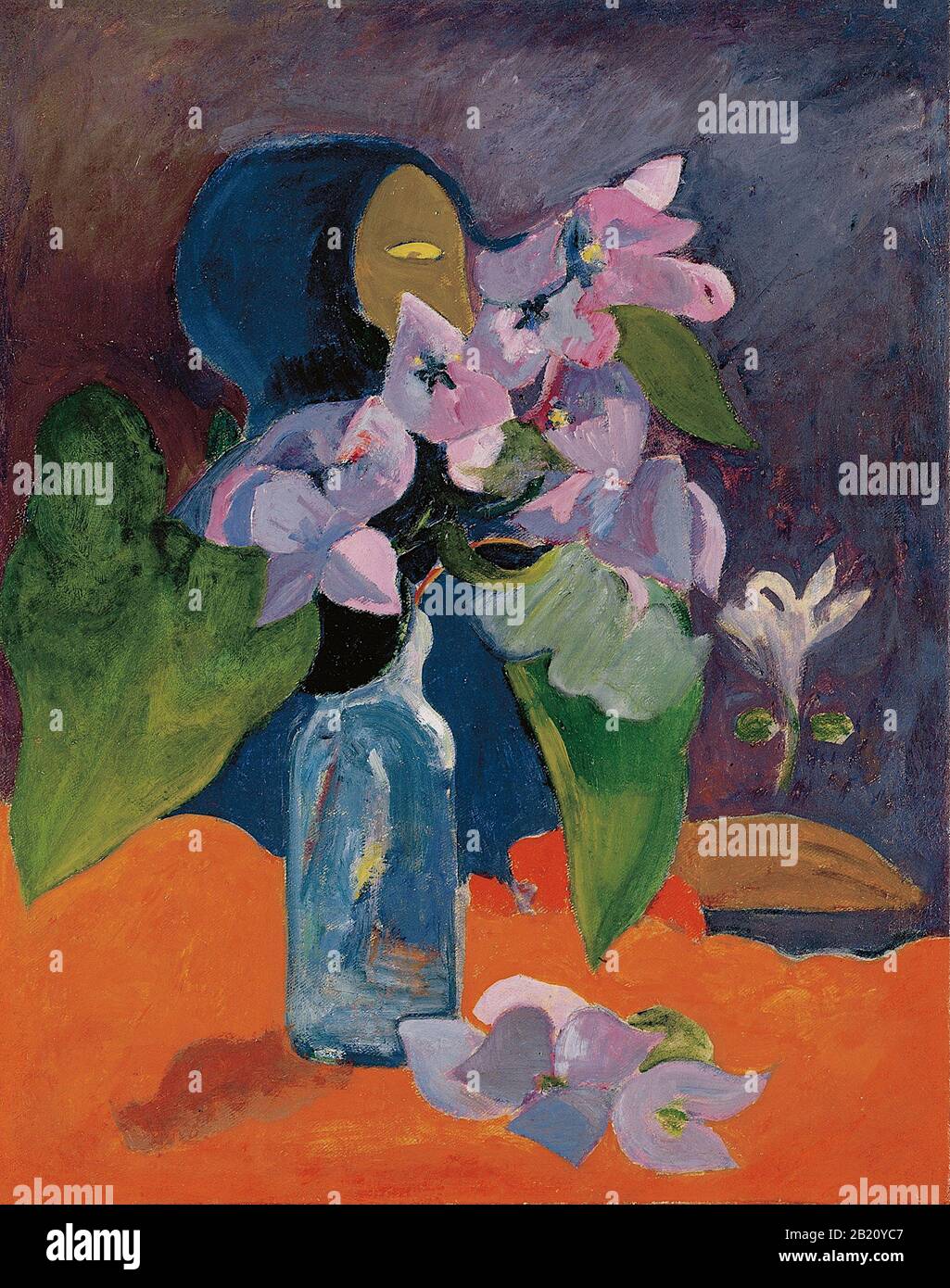 Stillleben mit Blumen und Idol (Nature morte aux fleurs et l'idole) (1892) Gemälde des 19. Jahrhunderts von Paul Gauguin - Sehr hohe Auflösung und Qualität Stockfoto