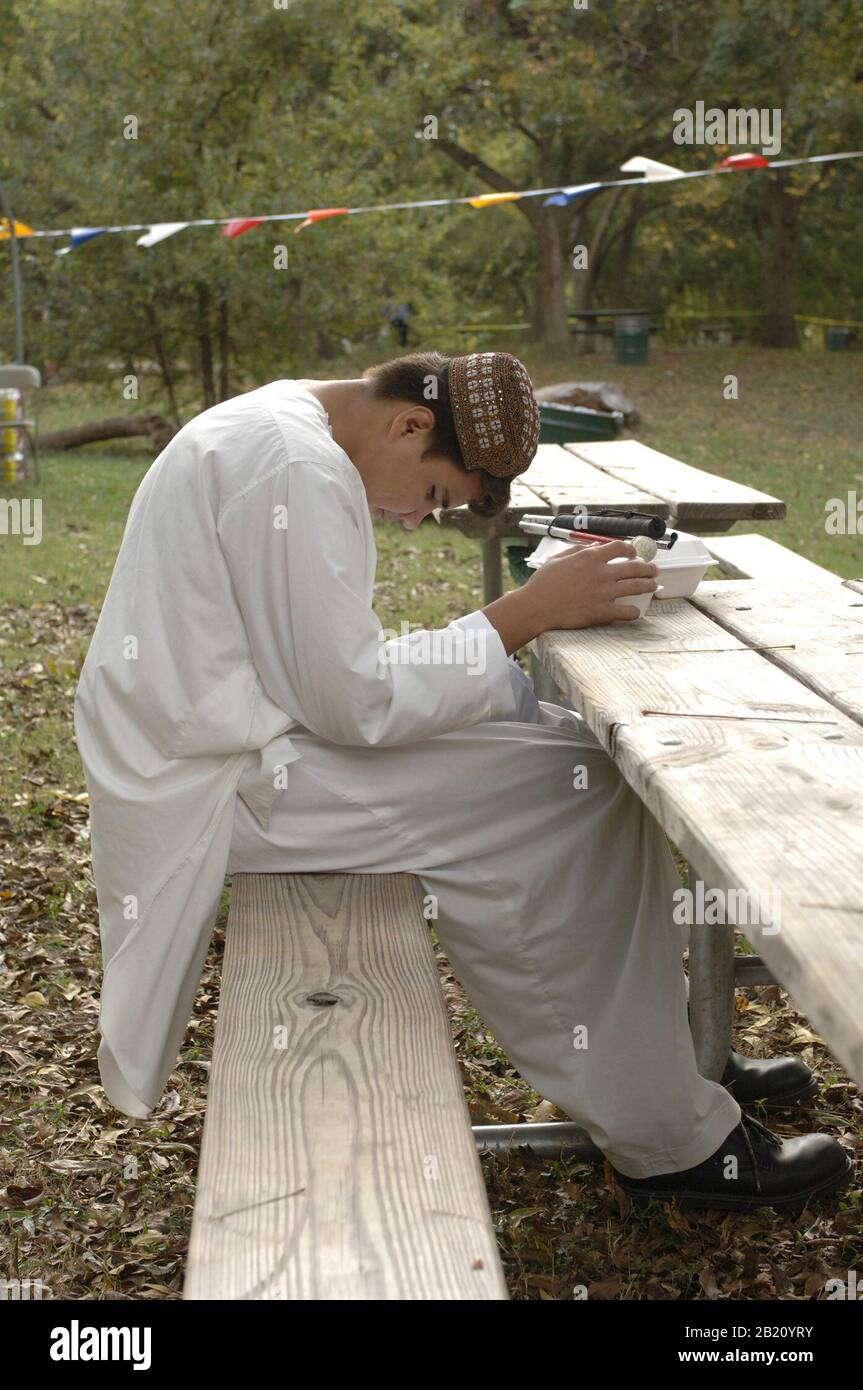 Austin, Texas 12. November 2005: Sehbehinderte muslimische Jugendliche beten am Ende des Ramadan (Eid) Festivals für die muslimische Gemeinschaft in Zentral-Texas. Die Veranstaltung begrüßt alle Glaubensrichtungen zu einem Treffen präsentiert Essen, Tanz und Feste der muslimischen Welt. ©Bob Daemmrich Stockfoto