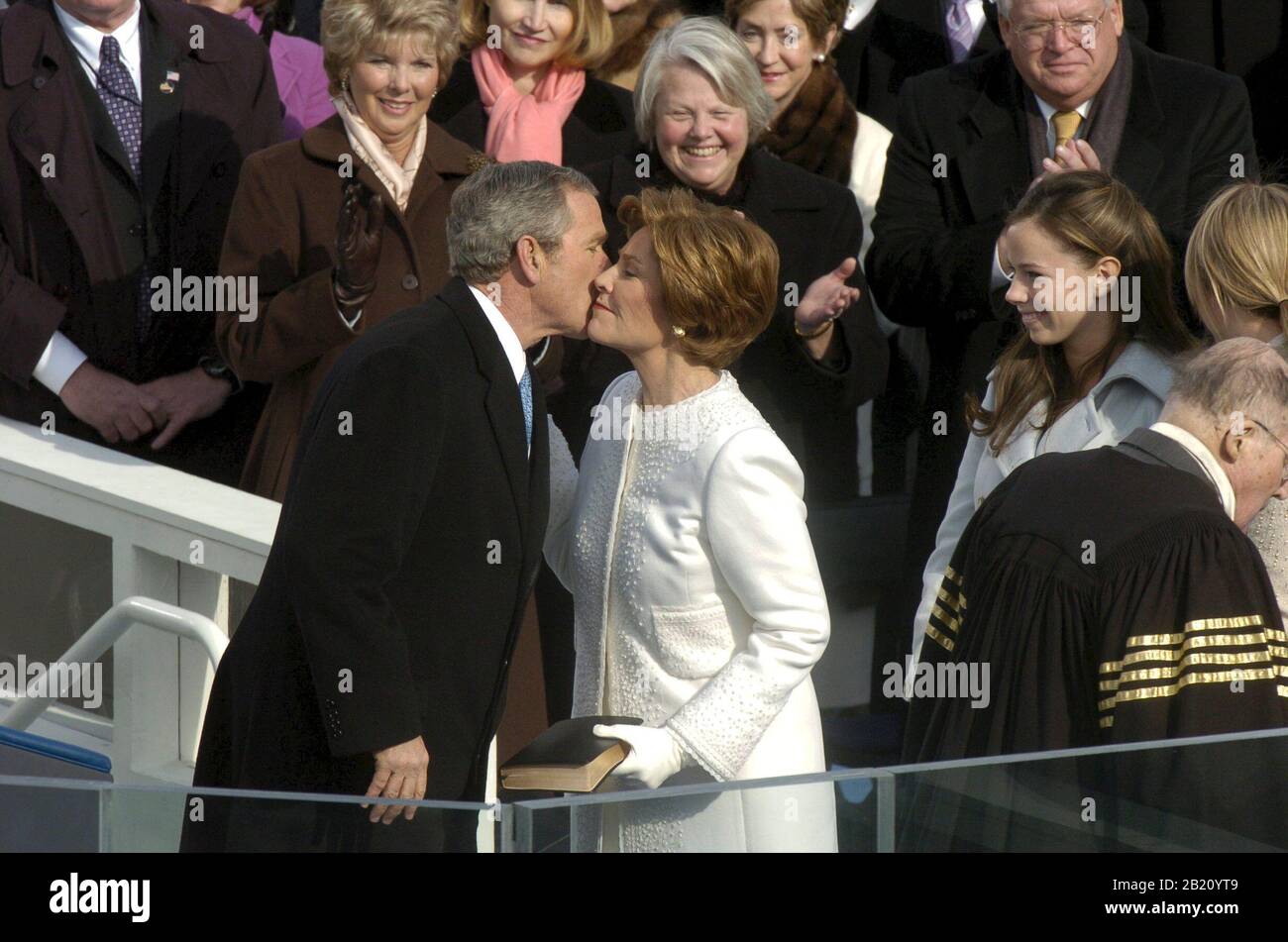 Washington, D.C. 20JAN05: Während der Kapitolzeremonie für die Vereidigung von Präsident George W. Bush für seine zweite Amtszeit teilen er und Frau Laura einen Kuss. ©Bob Daemmrich Stockfoto