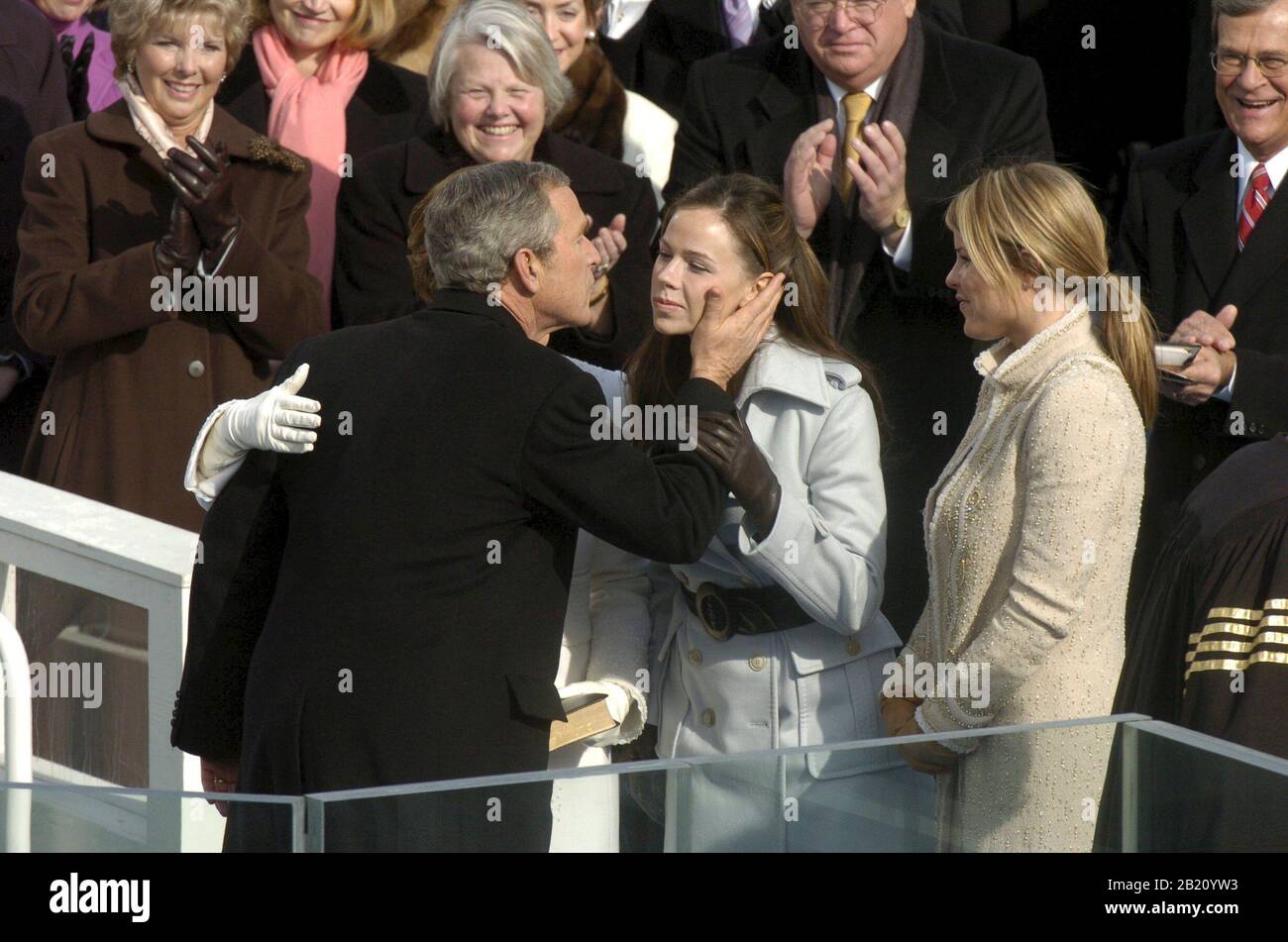 Washington, D.C. 20JAN05: Während der Kapitolzeremonie für die Vereidigung von Präsident George W. Bush für seine zweite Amtszeit küsst Bush seine Tochter Barbara, während Zwillingsschwester Jenna an ihrer Seite steht. ©Bob Daemmrich Stockfoto