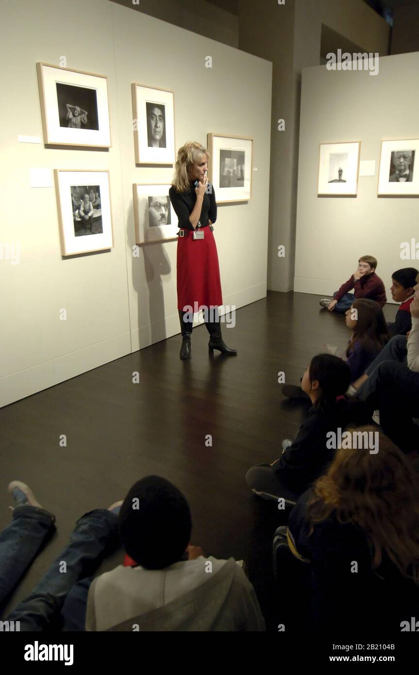 Austin, Texas November, 2005: Volunteer erklärt Studenten der sechsten Klasse auf einer Exkursion die Nuancen einer Fotoausstellung von Ansel Adams im Harry Ransom Center an der University of Texas in Austin. ©Bob Daemmrich Stockfoto