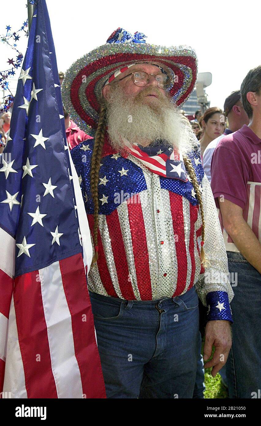 Austin, Texas 14SEP01: Menschen aus ganz Zentral-Texas treffen sich am Freitag im Woodridge Park in Austin, um ihren Patriotismus angesichts der Terroranschläge in New York und Washington zu zeigen. Tausende tauchten auf, um patriotische Lieder zu singen und amerikanische Einheit zu zeigen. ©Bob Daemmrich Stockfoto