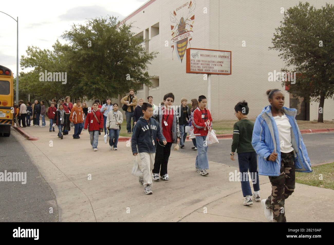 Austin, Texas November, 2005; Studenten der sechsten Klasse verlassen den Campus für einen Ausflug zur University of Texas in Austin mit einem Spaziergang auf dem Campus und einem Besuch in einem Museum. ©Bob Daemmrich Stockfoto