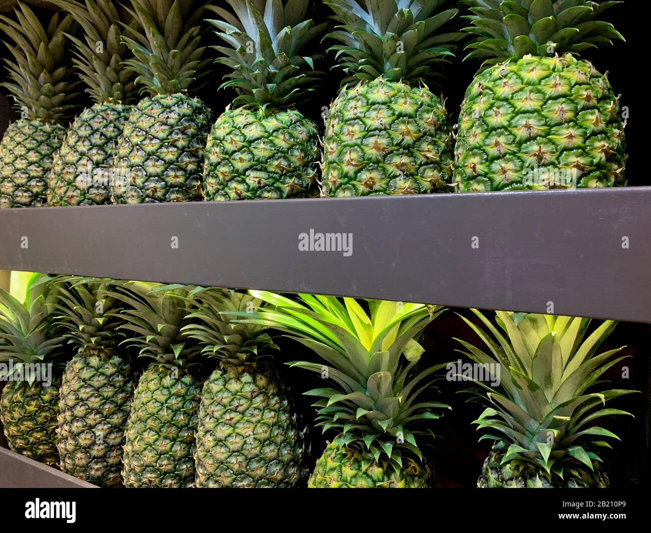 Close-Up Von Ananas Zum Verkauf Im Supermarkt, Panama, Mittelamerika Stockfoto