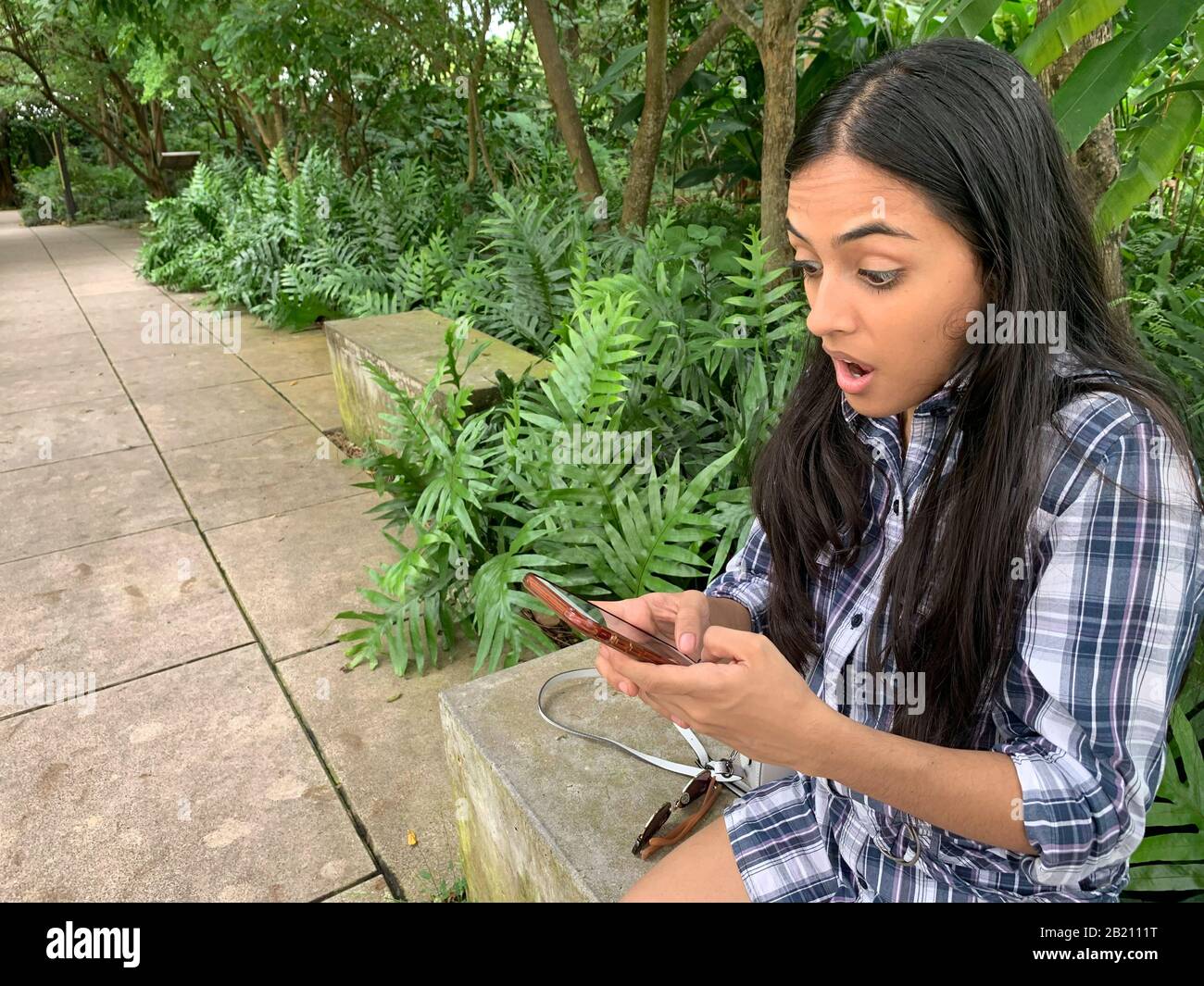 Junges lateinisches Mädchen mit Smartphone, Panama-Stadt, Panama, Mittelamerika Stockfoto