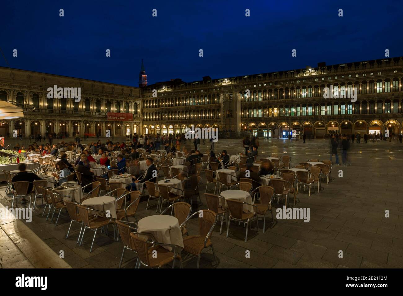 Nächtliche Atmosphäre mit Café-Gästen auf dem Markusplatz, Venedig, Venetien, Italien Stockfoto