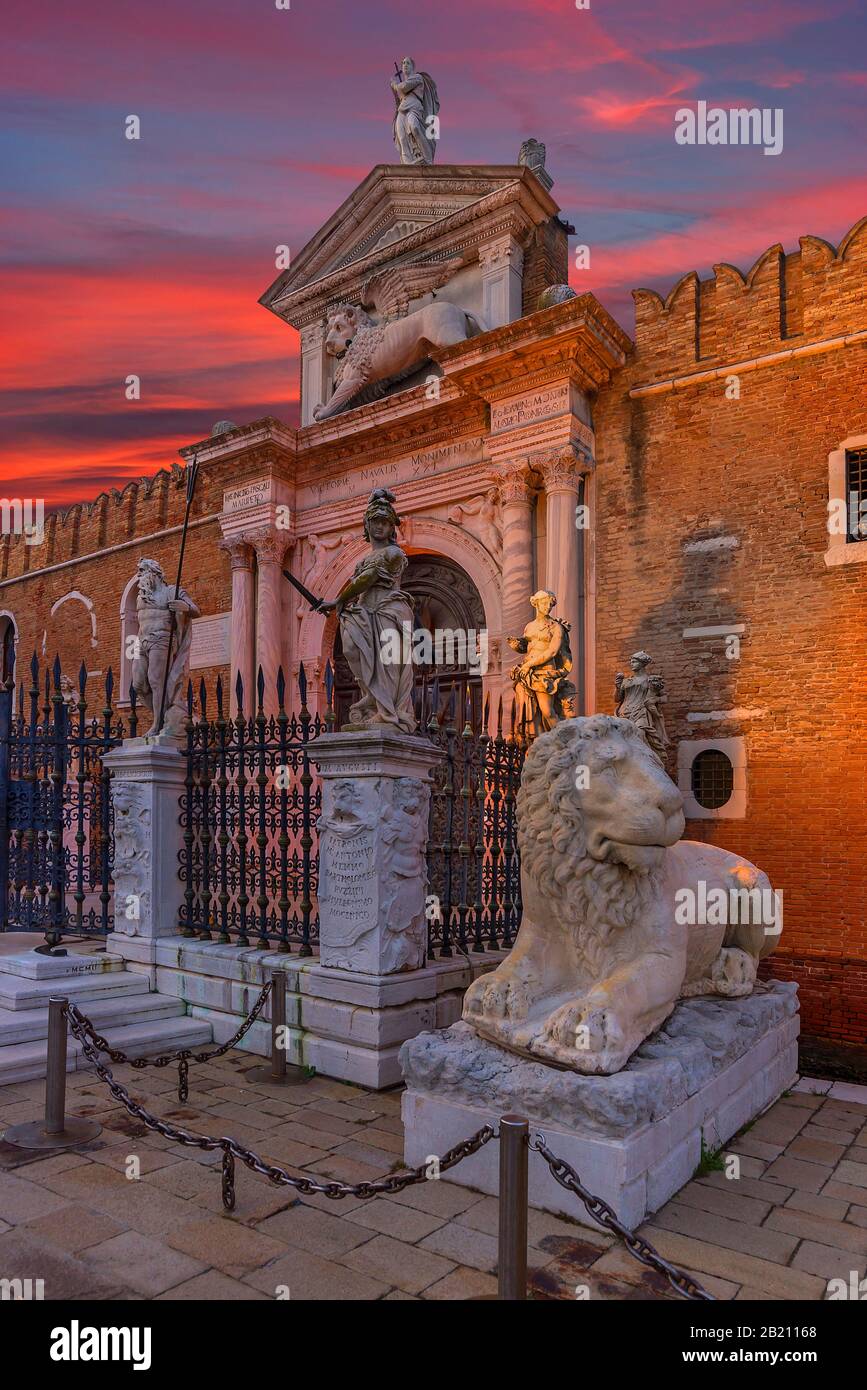 Renaissance-Eingangsportal des Arsenals, roter Abendhimmel, Venedig, Venetien, Italien Stockfoto