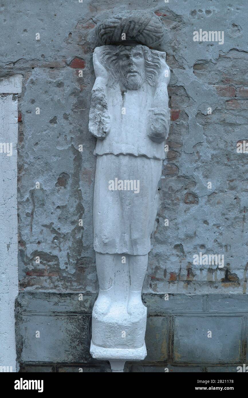 Marmorstatue einer Kaufmannsfamilie aus dem 13./14. Jahrhundert, Campo dei Mori im Bezirk Cannaregio, Venedig, Venetien, im Bezirk von Stockfoto