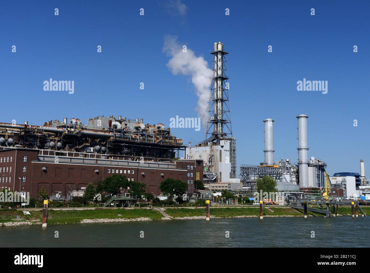 Rhein mit Industrieanlagen der BASF, Ludwigshafen am Rhein, Rheinland-Pfalz, Deutschland Stockfoto