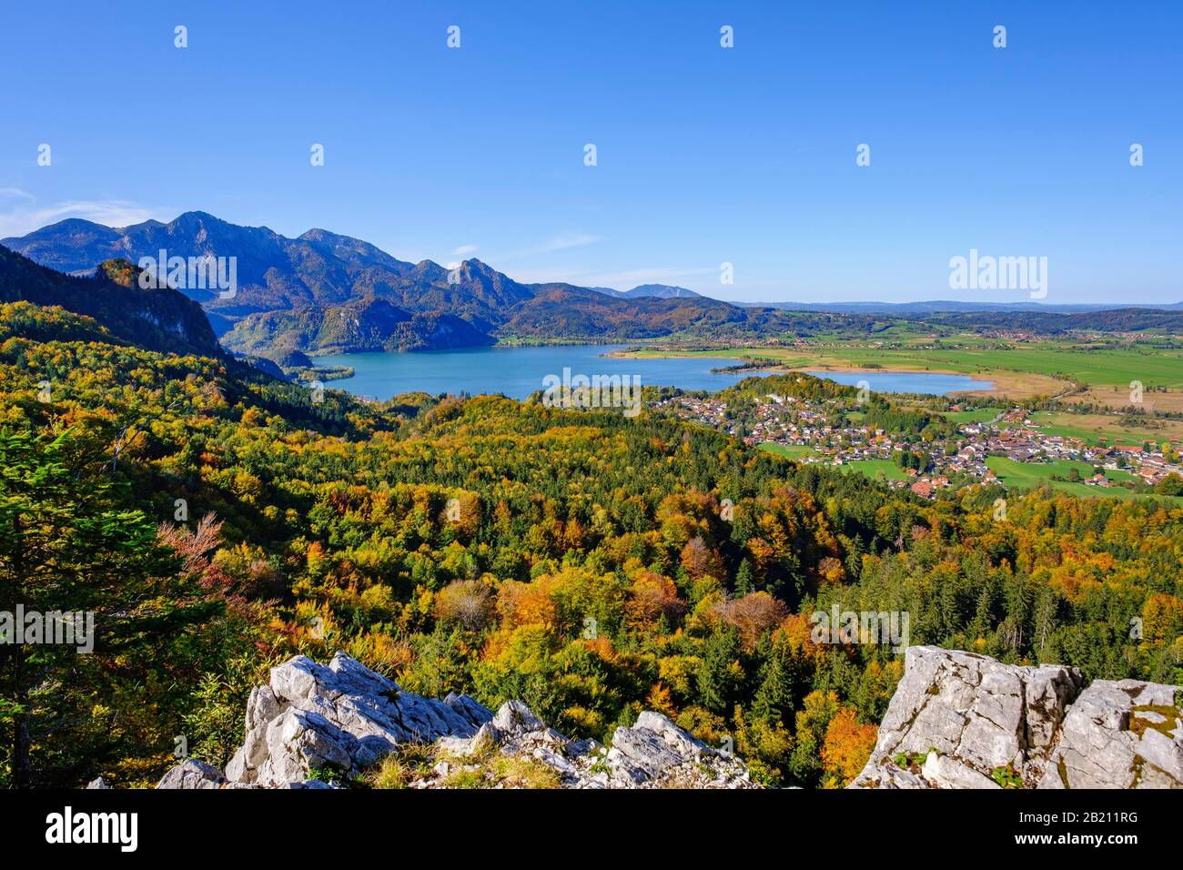 Kochelsee mit Dukedom und Heimatgarten, Kochel am See, Blick aus Stutzenstein, Blaues Land, Oberbayern, Bayern, Deutschland Stockfoto