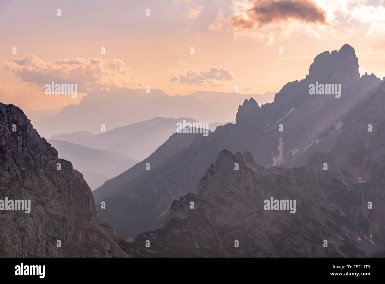 Abendstimmung, Berge, Bergsilhouette, Bischofsmiter und Gosaukamm, Salzkammergut, Oberösterreich, Österreich Stockfoto