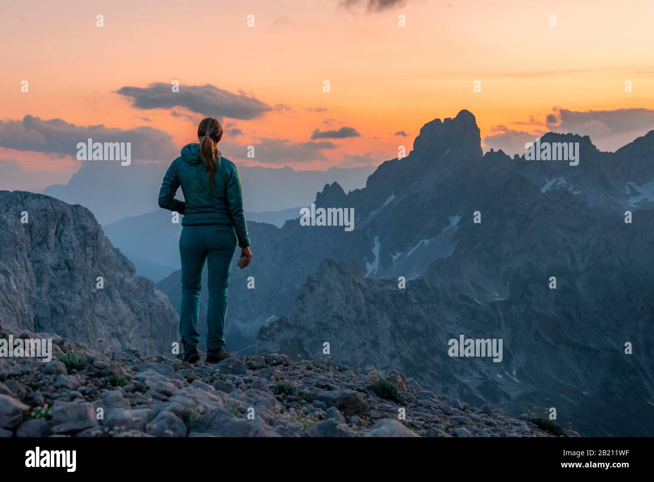 Wanderer am Abend, Abendstimmung, zerklüftete Berge, Gossaukamm mit Bischofsmitter, Salzkammergut, Oberösterreich, Österreich Stockfoto