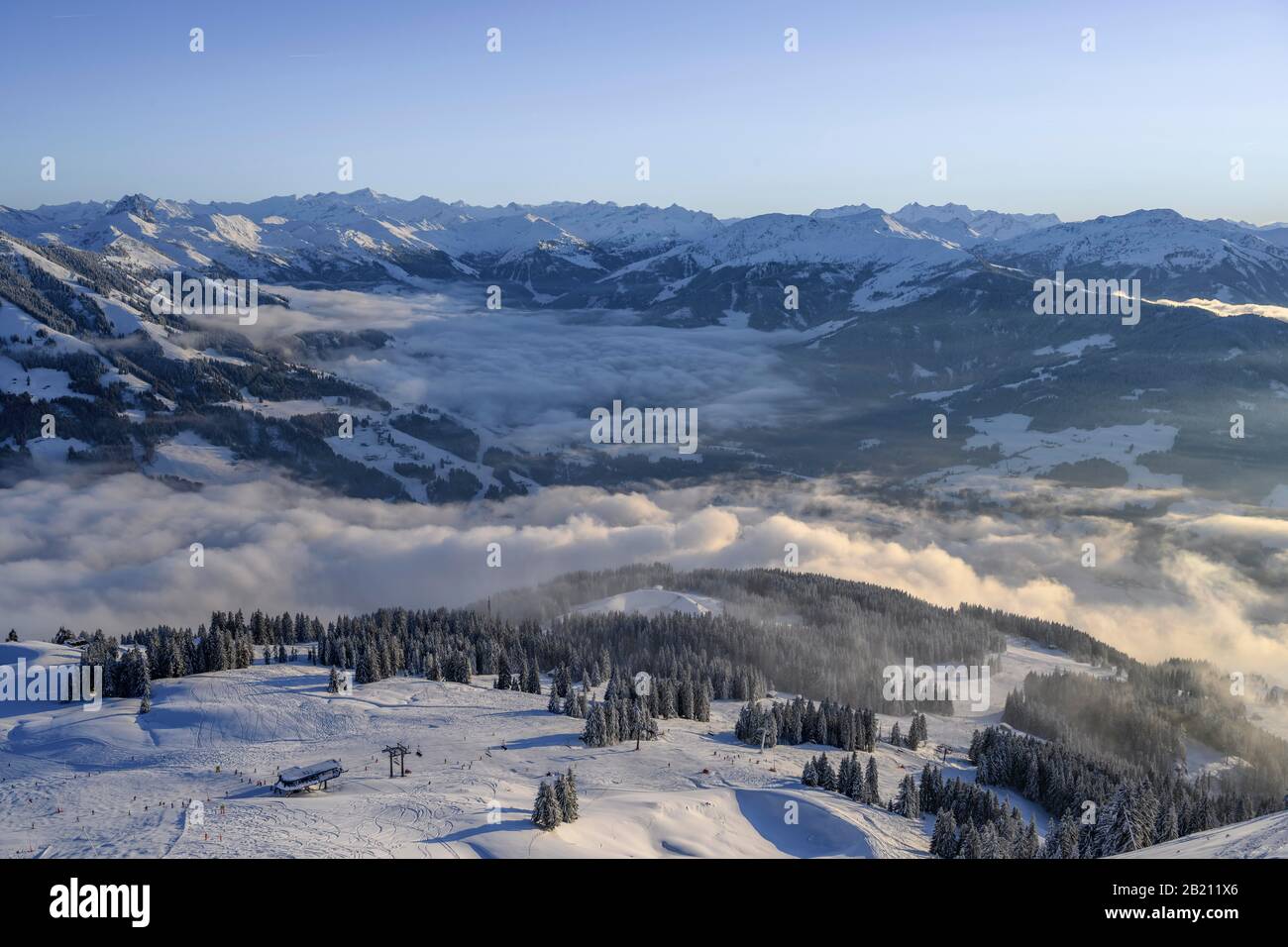 Blick auf das Windautal, Bergpanorama im Winter, Wolkendecke im Tal, Skigebiet SkiWelt Wilder Kaiser Brixental, Brixen im Thale, Tyrol Stockfoto