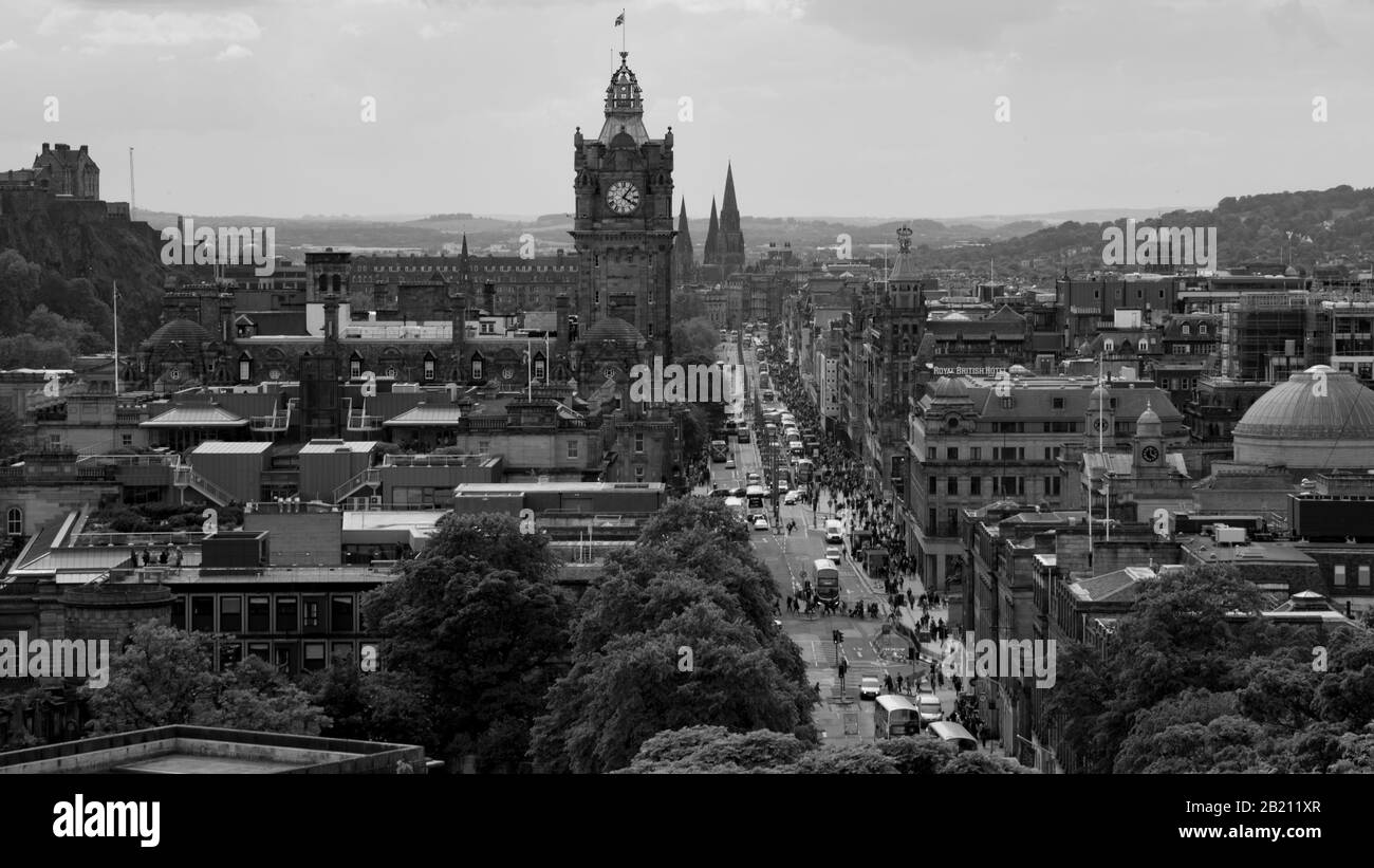 Edinburgh, GROSSBRITANNIEN - 30. MAI 2019: Berühmte zentrale Straßen und Gebäude von Edinburgh - der Hauptstadt Schottlands. Stockfoto