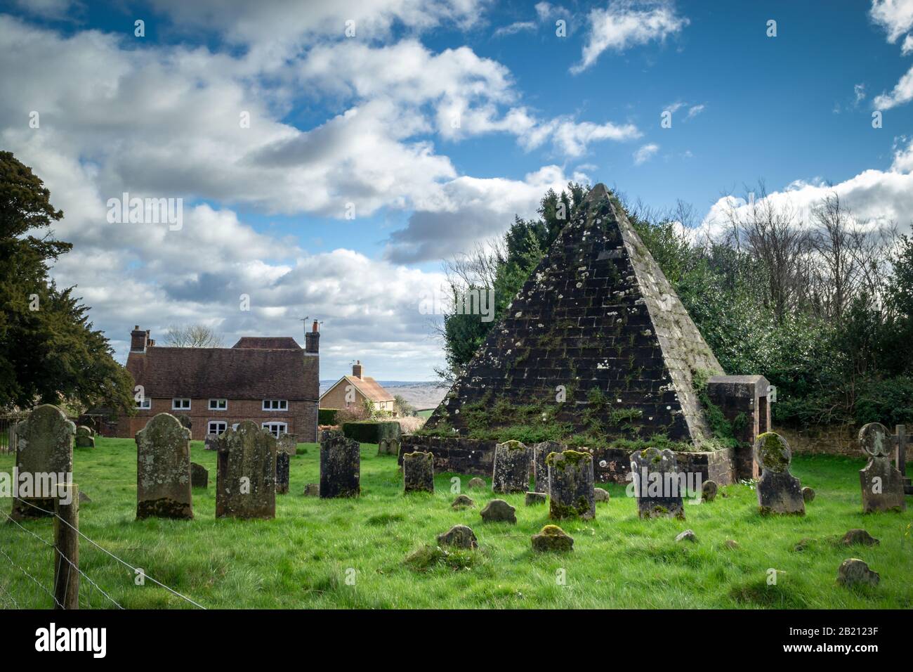 Pyramid pyramidal mausoleum -Fotos und -Bildmaterial in hoher Auflösung ...