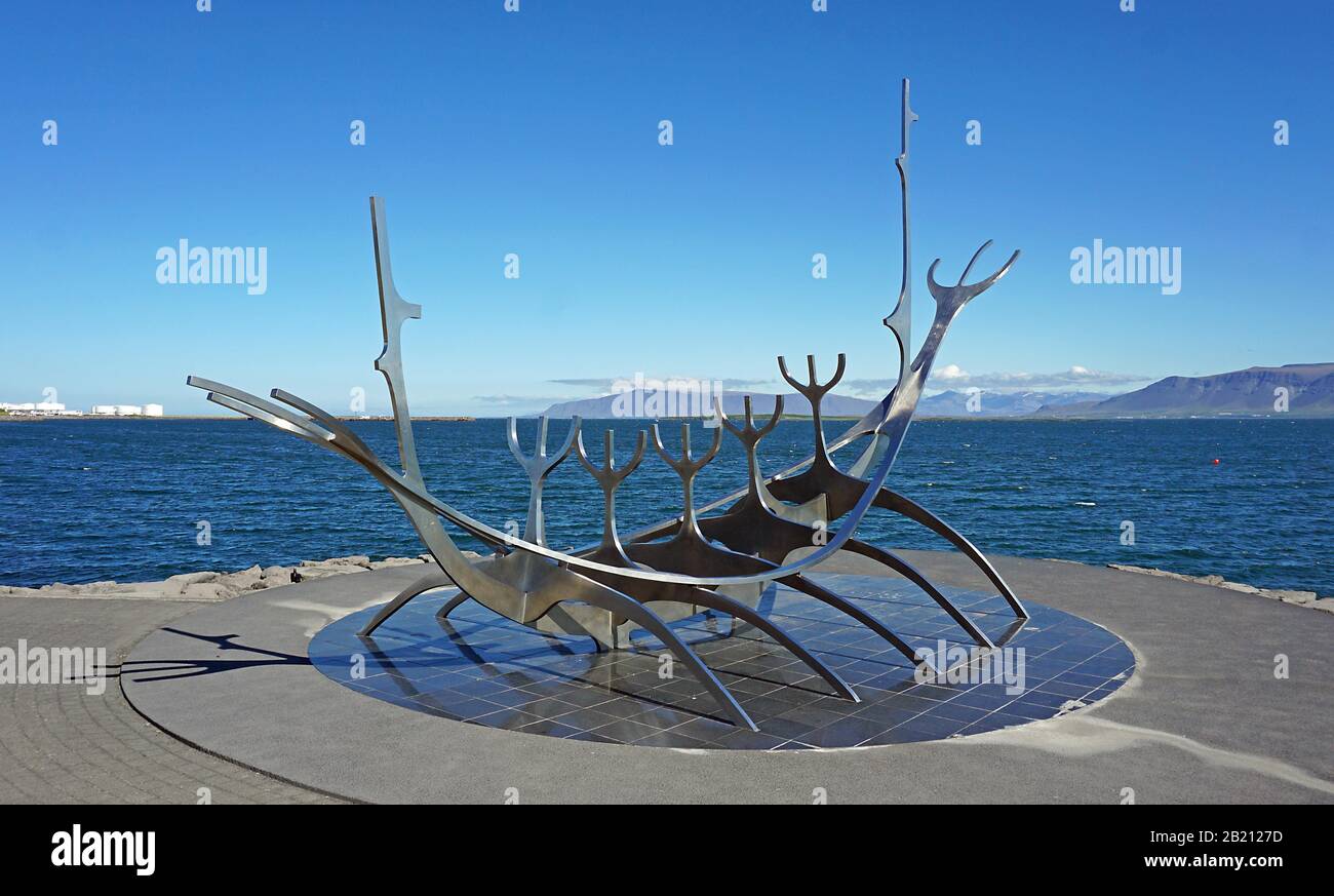 Skulptur Solfar, Solfar, Sunrise, Wikingerschiff aus Stahl, von Jon Gunnar Arnason, Reykjavik, Hoefuoborgarsvaeoio, Island Stockfoto