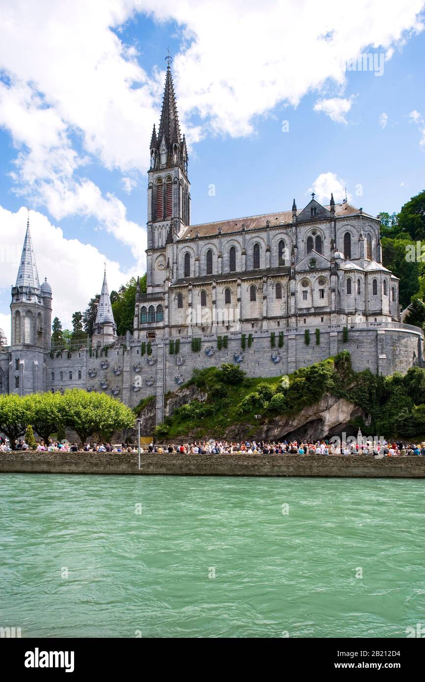 Fluss Gave, Heiligtum, Grotte Massabielle, Stätte der Erscheinung, Rosenkoilika und Basilika der Unbefleckten Empfängnis, Lourdes, Hautes Stockfoto