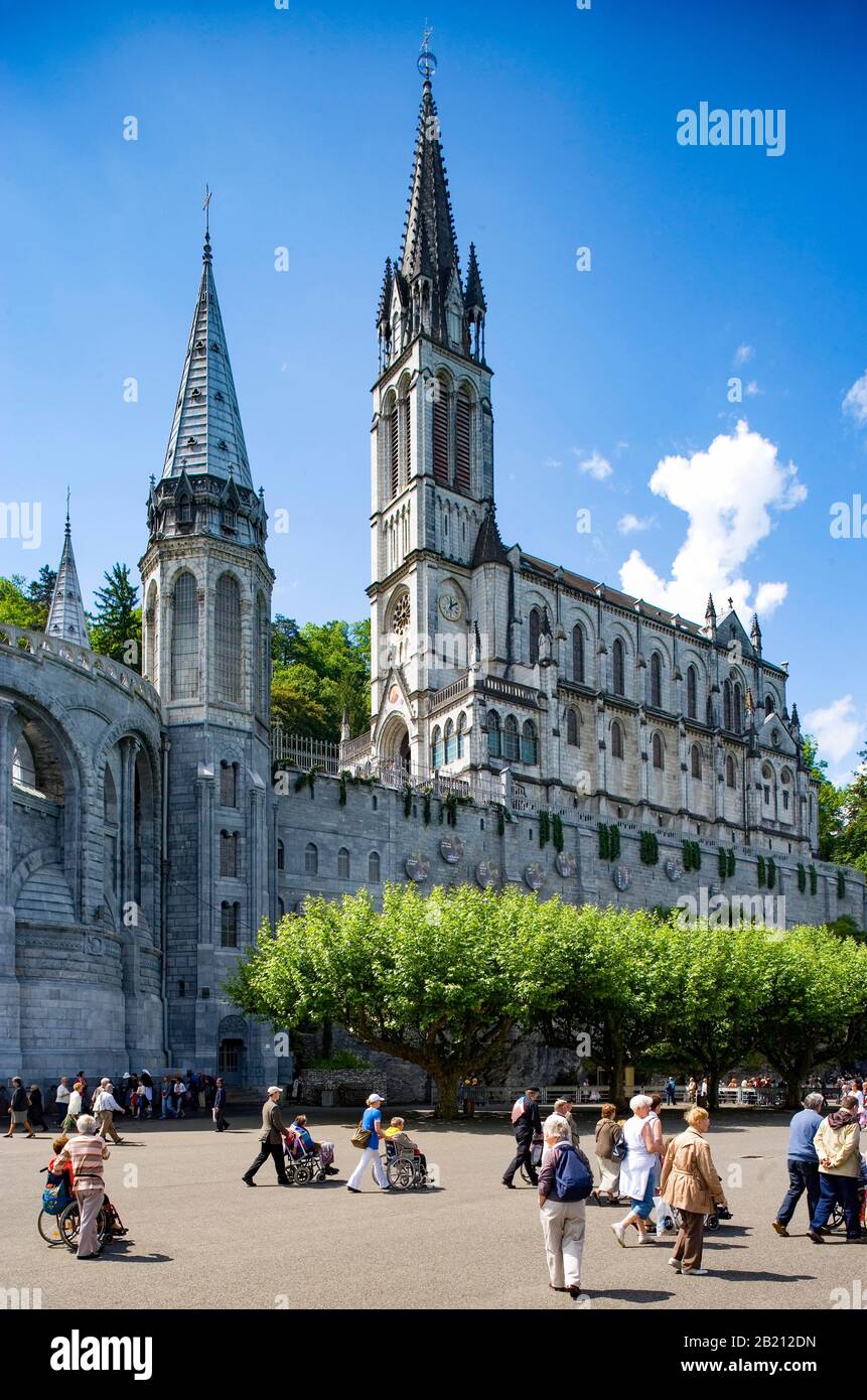 Pilgerort, Pilger vor der Rosenkrankenbasilika und der Basilika der Unbefleckten Empfängnis, Lourdes, Hautes Pyrenäen, Frankreich Stockfoto