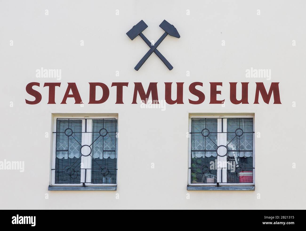 Aufschrift Stadtmuseum mit Symbol Hammer und Eisen, Aue, Erzgebirge,  Sachsen, Deutschland Stockfotografie - Alamy