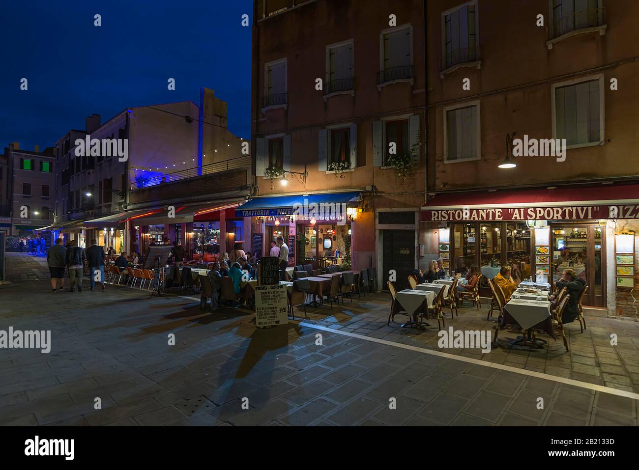 Restaurants und Cafés am Abend, Venedig, Venetien, Italien Stockfoto