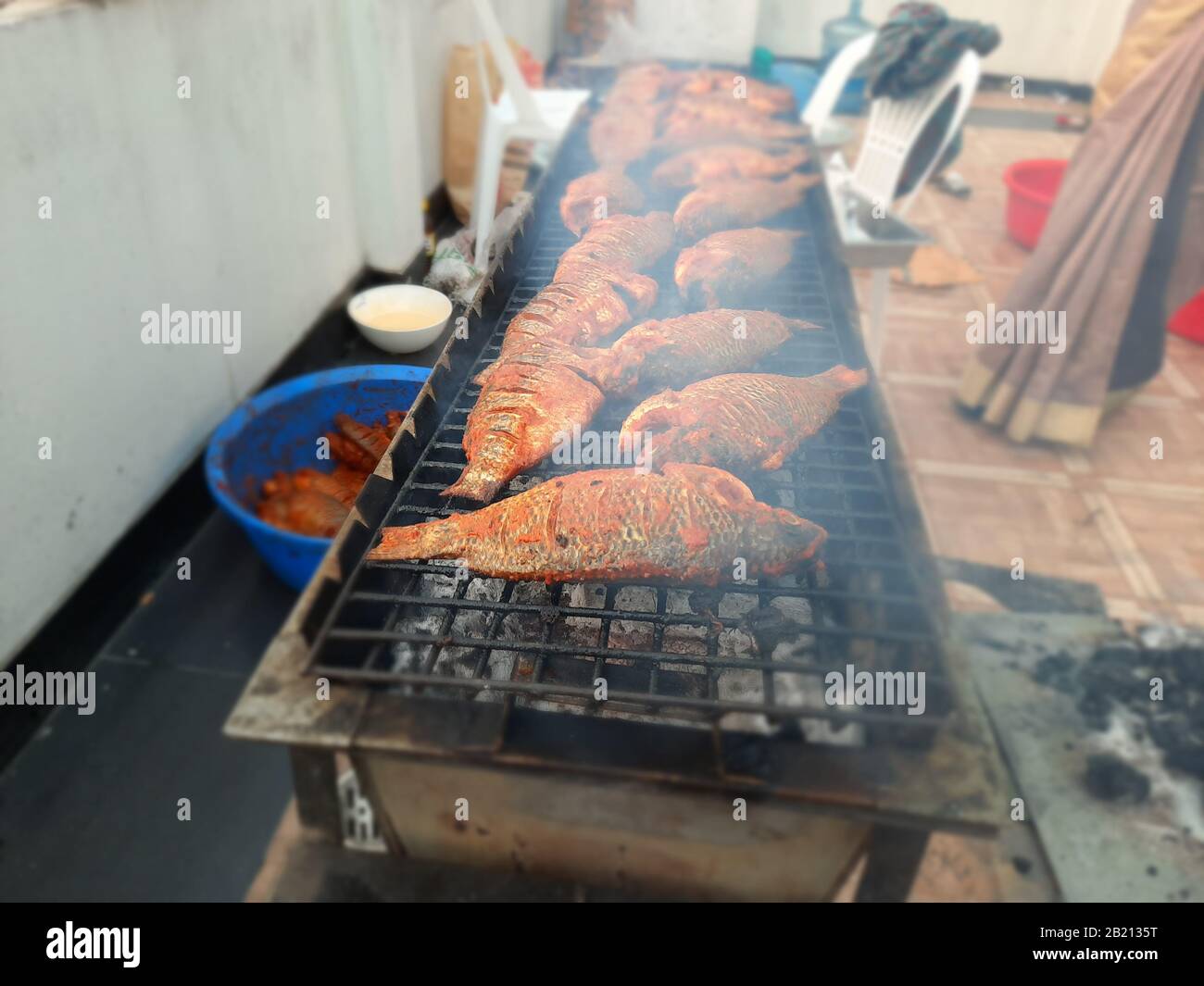 Fisch ist eines der gesündesten und köstlichsten Lebensmittel, das Sie selbst zubereiten können. Diese tollen Fotos vom Fischgrill erinnern Sie an den Geschmack. Stockfoto