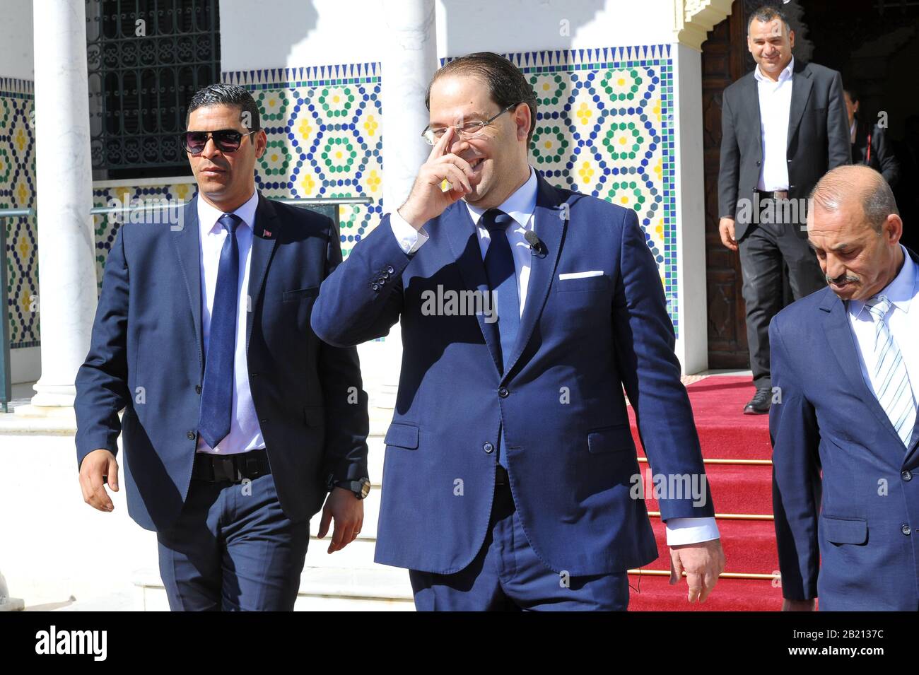 Karthago, Tunis. Februar 2020. Youssef Chahed bei seinem Ausgang aus dem dar Dhiafa-Palast in Karthago am Ende der Übergabezeremonie .Machtübergabe zwischen Elyes Fakhfakh und Youssef Chahed in dar Eddyafa in Karthage während einer feierlichen Zeremonie, die in Anwesenheit von Mitgliedern der scheidenden und zurückkehrenden Regierung abgehalten wurde. Kredit: Choabri Mahjoub/ZUMA Wire/Alamy Live News Stockfoto