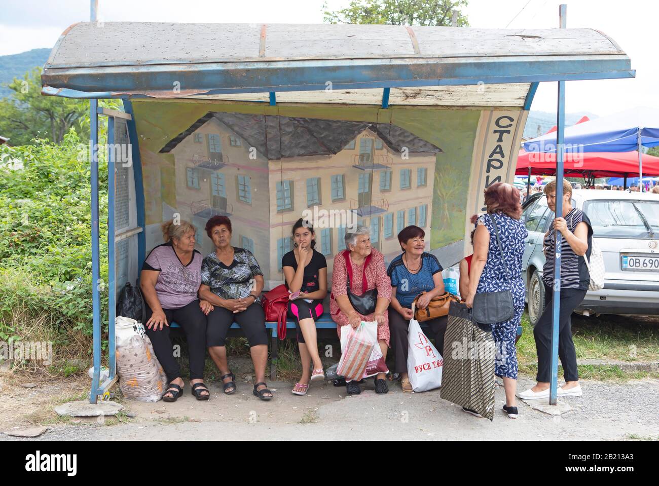 Frauen an einer Bushaltestelle, Oreshak, Provinz Lovech, Bulgarien Stockfoto