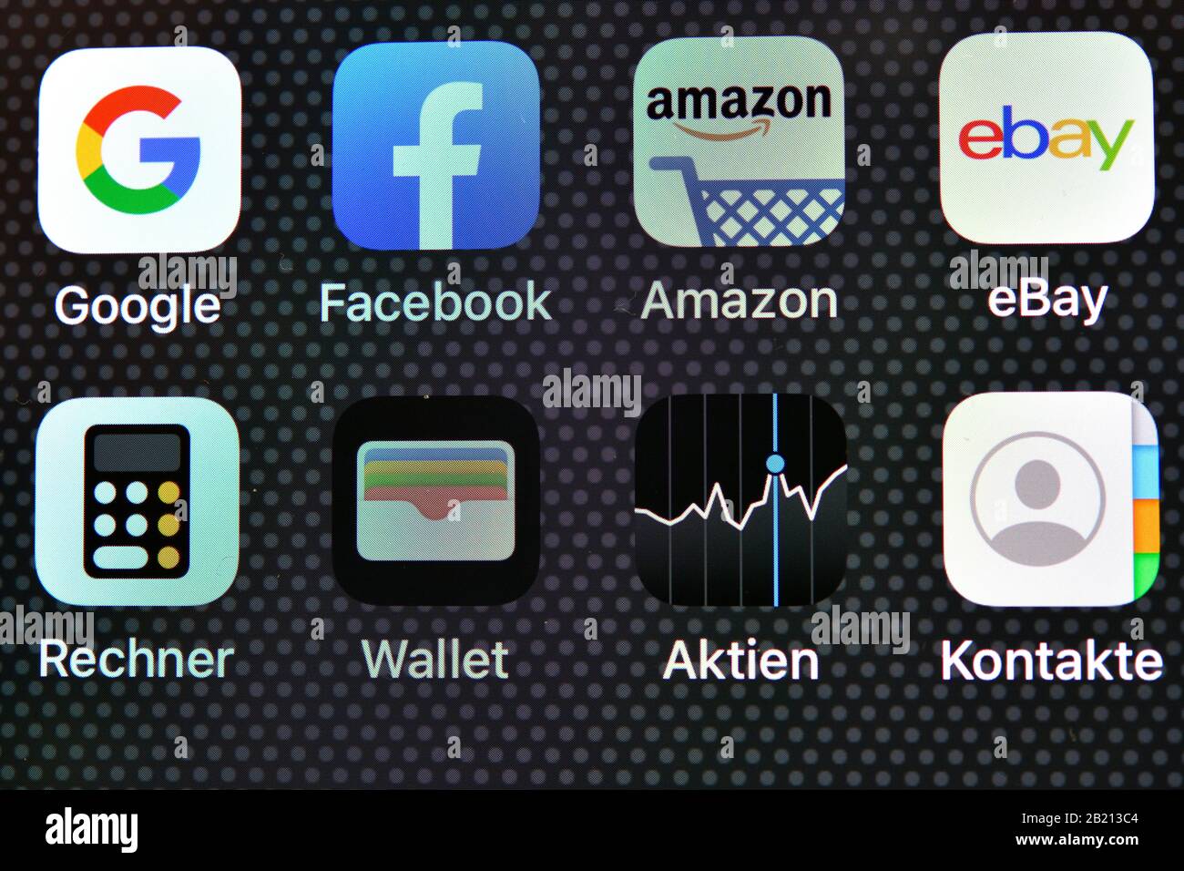Verschiedene Software-Apps auf dem Display eines Apple iPhone, Baden-Württemberg, Deutschland Stockfoto