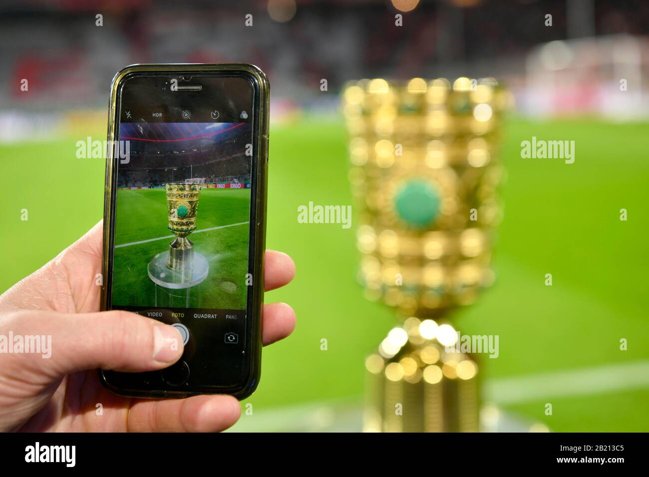 Handy, Smartphone fotografiert Original DFB-Pokal, Pokal, Allianz Arena, München, Bayern, Deutschland Stockfoto